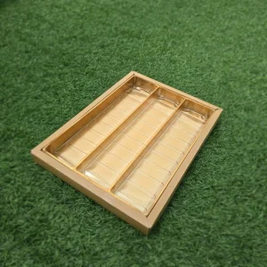 مقسم ۳ خانه طولی یک راهکار کاربردی برای تفکیک و نظمدهی بهتر محصولات داخل جعبههای ۱.۵ کیلویی است. این محصول با ابعاد استاندارد ۲۳×۳۲ طراحی شده و بهخوبی در جعبه قرار میگیرد. طراحی سه خانهای طولی آن امکان چیدمان مرتبتر محصولات را فراهم میکند و از جابجایی آنها در بستهبندی جلوگیری میکند. استفاده از این مقسم باعث افزایش زیبایی و حرفهایتر شدن ظاهر بستهبندی میشود.